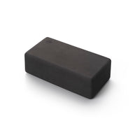 zwarte foam yoga brick van 85% gerecycled EVA-schuim, een lichtgewicht hulpmiddel voor extra bereik en stabiliteit.