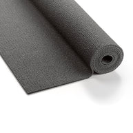 Grijze EXTRA travel yogamat van Ground to Glow, een tijdloze en aardse kleur die rust uitstraalt tijdens je practice op reis.