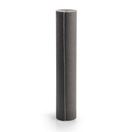 Grijze EXTRA travel yogamat uitgerold op een houten vloer in een lichte, rustige studio voor extra comfort en gronding.