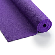 Paarse EXTRA travel yogamat met een diepe, warme kleur voor een geborgen gevoel en focus tijdens je meditatie of yoga sessie.