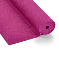 Roze Compact opgerold EXTRA travel yogamat, lichtgewicht en gemakkelijk mee te nemen voor yoga op reis of onderweg. 