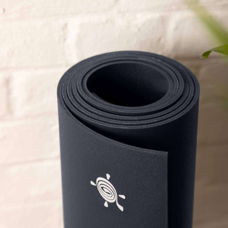 Detailopname van het duurzame natuurlijke rubber van de GECO Lite mat, waarop de open celstructuur voor extra stroefheid zichtbaar is.
