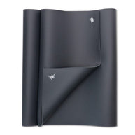 Bovenaanzicht van de antracietgrijze GECO Lite rubberen yogamat met een verfijnde natuurlijke textuur voor maximale antislip en grip.