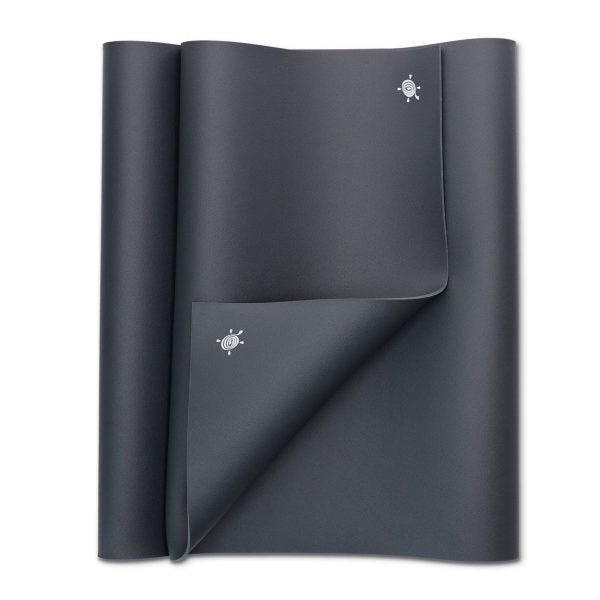 Bovenaanzicht van de antracietgrijze GECO Lite rubberen yogamat met een verfijnde natuurlijke textuur voor maximale antislip en grip.