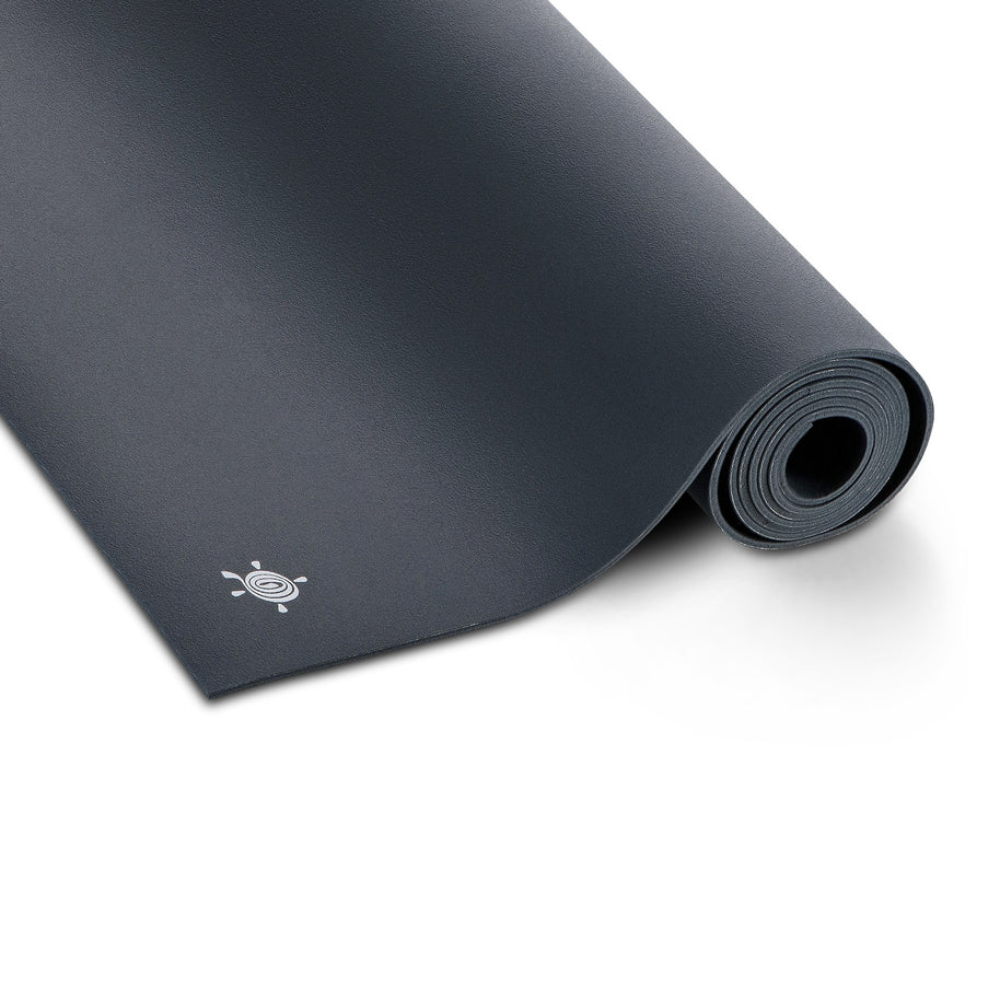 Antraciet grijze GECO Lite rubberen yogamat met een tijdloze, aardse uitstraling voor een krachtige en stabiele basis in elke studio.