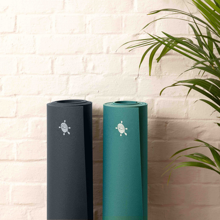 twee yogamatten tegen de muur perfecte grip, mooie kleuren