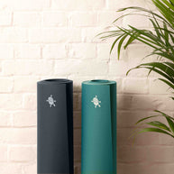 twee yogamatten tegen de muur perfecte grip, mooie kleuren