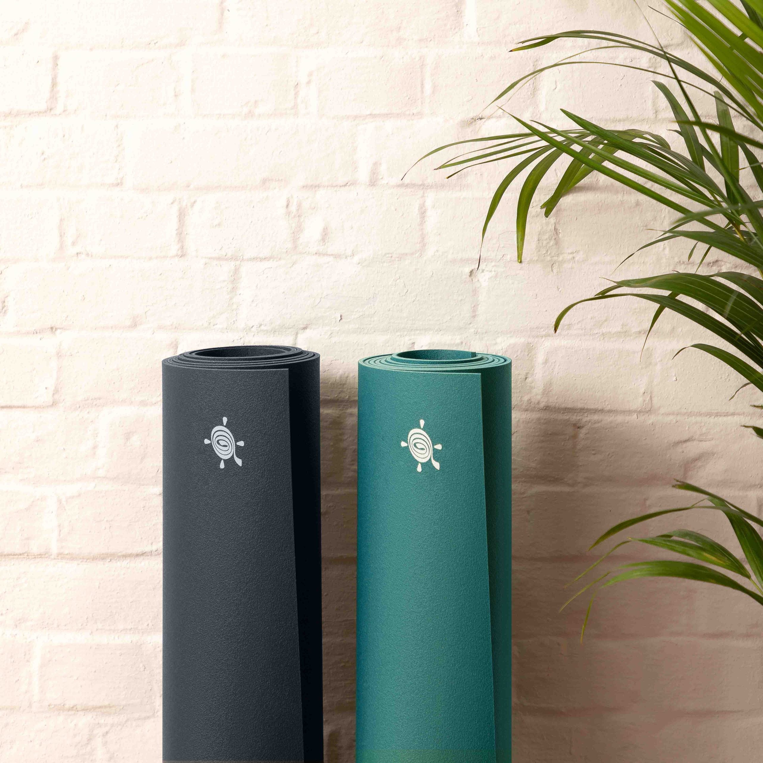 twee yogamatten tegen de muur perfecte grip, mooie kleuren