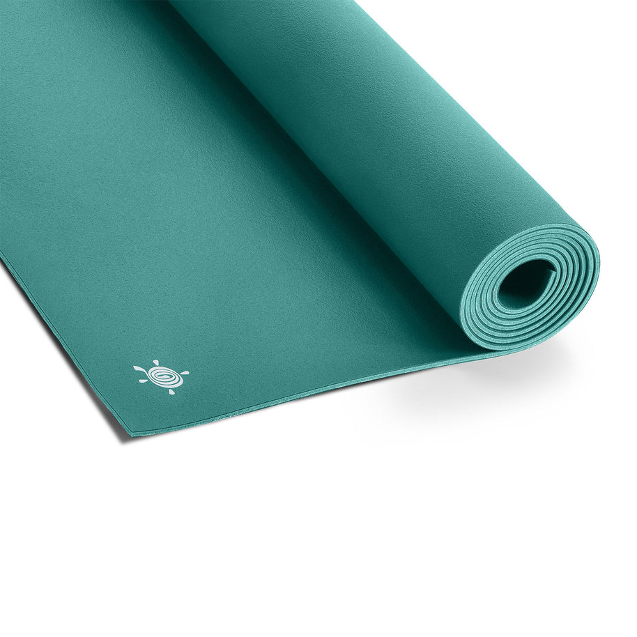 Blauwe GECO Lite rubberen yogamat die een gevoel van diepe rust en focus uitstraalt, ideaal voor een kalme en aardende practice.