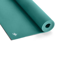 Blauwe GECO Lite rubberen yogamat die een gevoel van diepe rust en focus uitstraalt, ideaal voor een kalme en aardende practice.