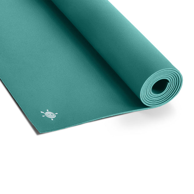Blauwe GECO Lite rubberen yogamat die een gevoel van diepe rust en focus uitstraalt, ideaal voor een kalme en aardende practice.