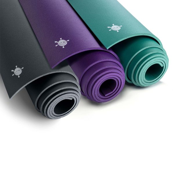 Yoga beoefening op de GECO antislip mat, waarbij de handen stevig op het rubberen oppervlak rusten voor maximale stabiliteit en een veilige verbinding met de grond.