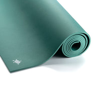 Detailopname van de open celstructuur van de GECO natuurrubber yogamat, wat zorgt voor de kenmerkende stroefheid en 78% meer grip tijdens zowel droge als actieve yoga practices.