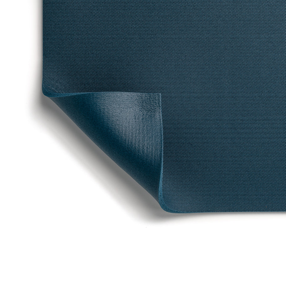 Close-up van de omgeslagen hoek van de mat die de twee verschillende oppervlaktestructuren voor grip en stabiliteit laat zien.