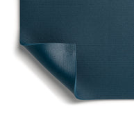 Close-up van de omgeslagen hoek van de mat die de twee verschillende oppervlaktestructuren voor grip en stabiliteit laat zien.