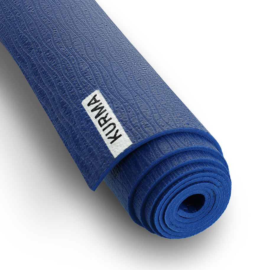Blauwe SHIFT yogamat met antislip oppervlak uitgerold