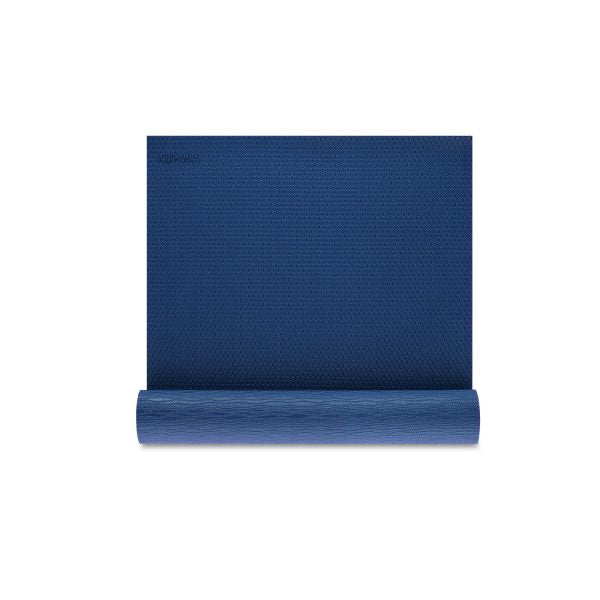 Blauwe yogamat volledig uitgerold voor yoga en fitness