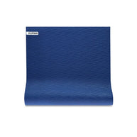 Blauwe yogamat opgerold met zichtbaar merklabel