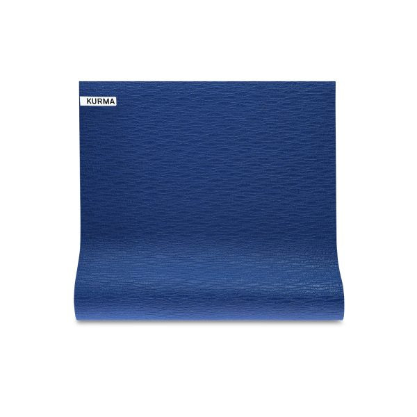 Blauwe yogamat opgerold met zichtbaar merklabel