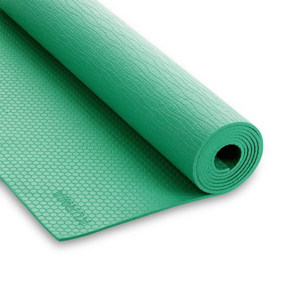 Groene yogamat half opgerold met dubbele structuur zichtbaar