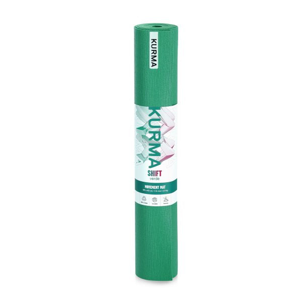 Groene yogamat opgerold met dubbele structuur perfect voor onderweg