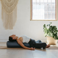 restorative yoga met bolster onder rug