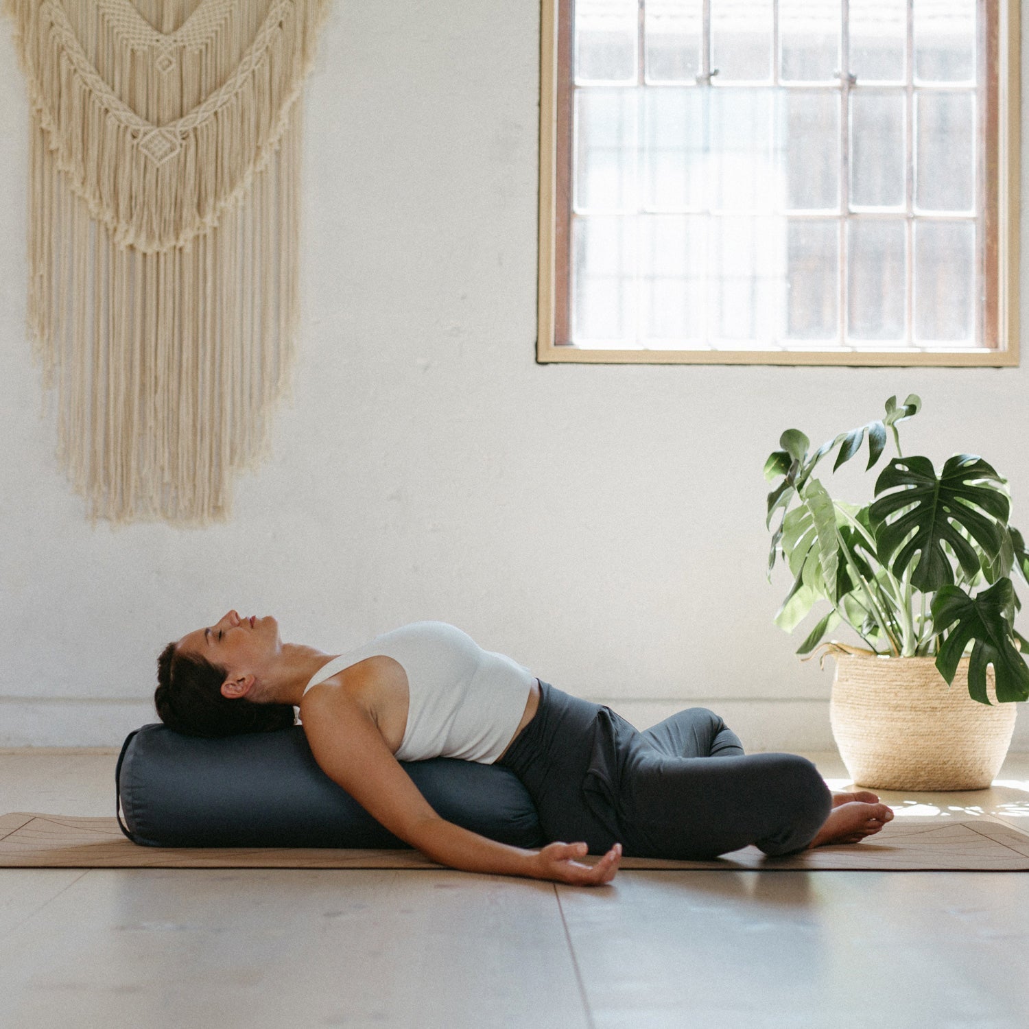restorative yoga met bolster onder rug