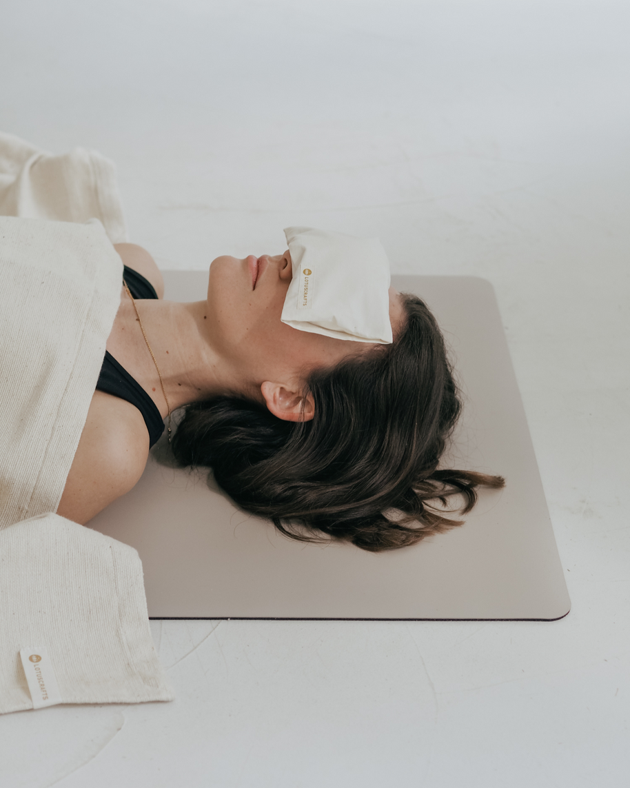 Yogi gebruikt oogkussen tijdens savasana