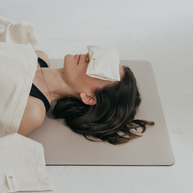 Yogi gebruikt oogkussen tijdens savasana