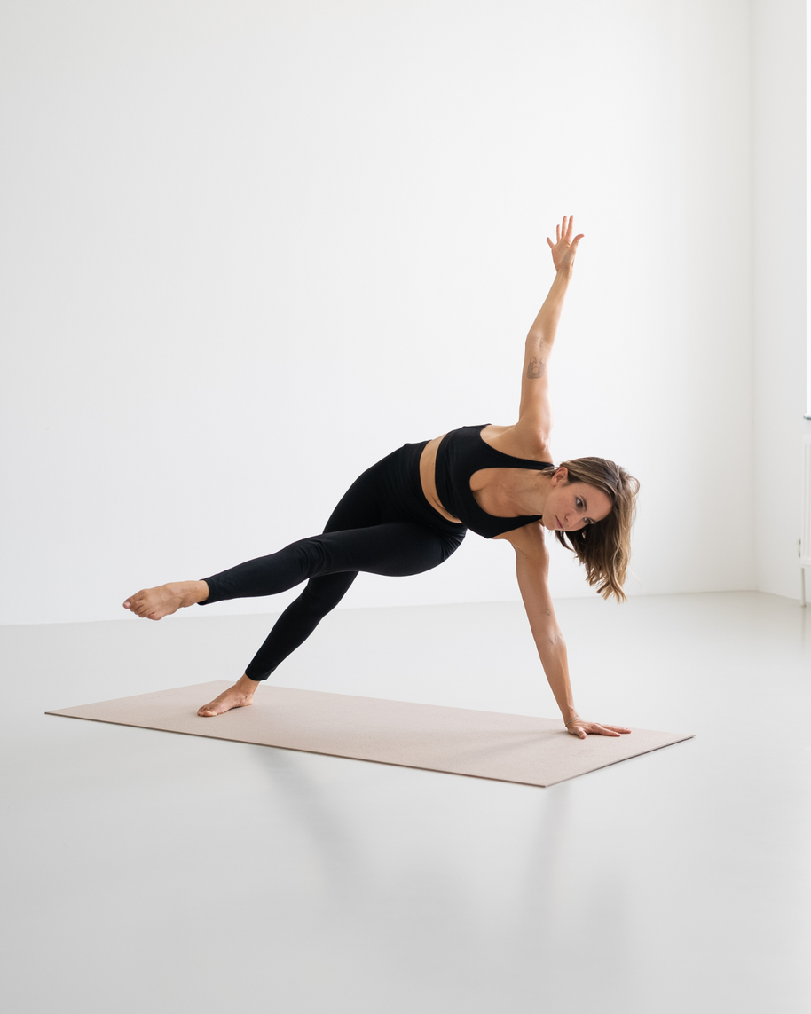 Yogi op Yoga Mat MUDRA Studio in zijwaartse houding