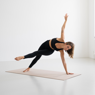 Yogi op Yoga Mat MUDRA Studio in zijwaartse houding