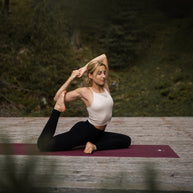 Yogi op Arise Yogamat tijdens rustige stretch buiten