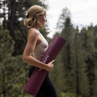 Yogi draagt Arise Yogamat mee naar buiten Lotuscrafts
