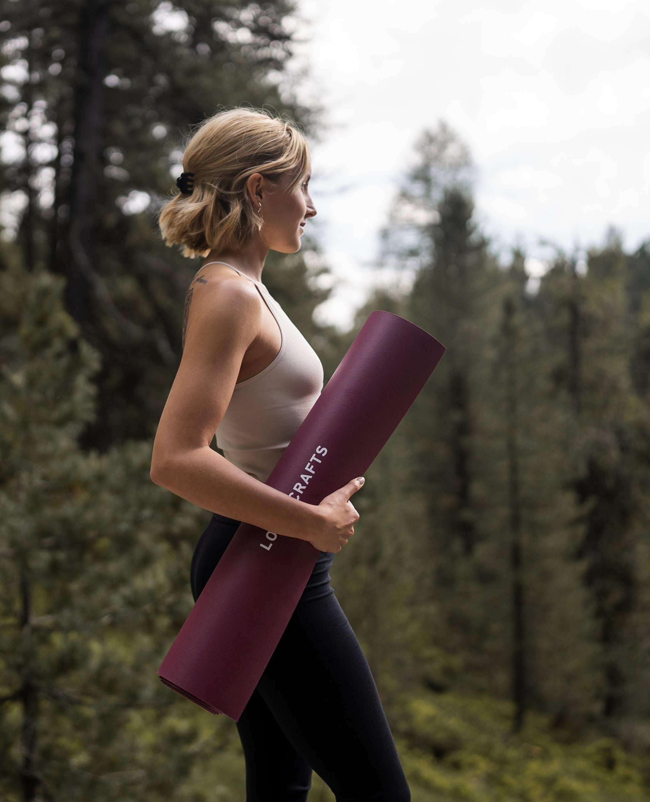 Yogi draagt Arise Yogamat mee naar buiten Lotuscrafts
