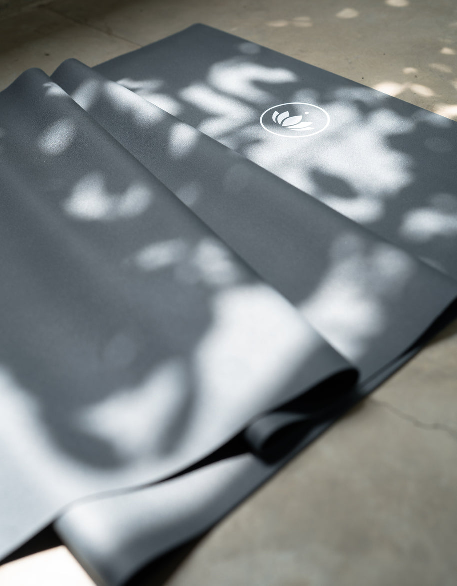 Detail van dunne Arise Travel Yogamat in natuurlijk licht