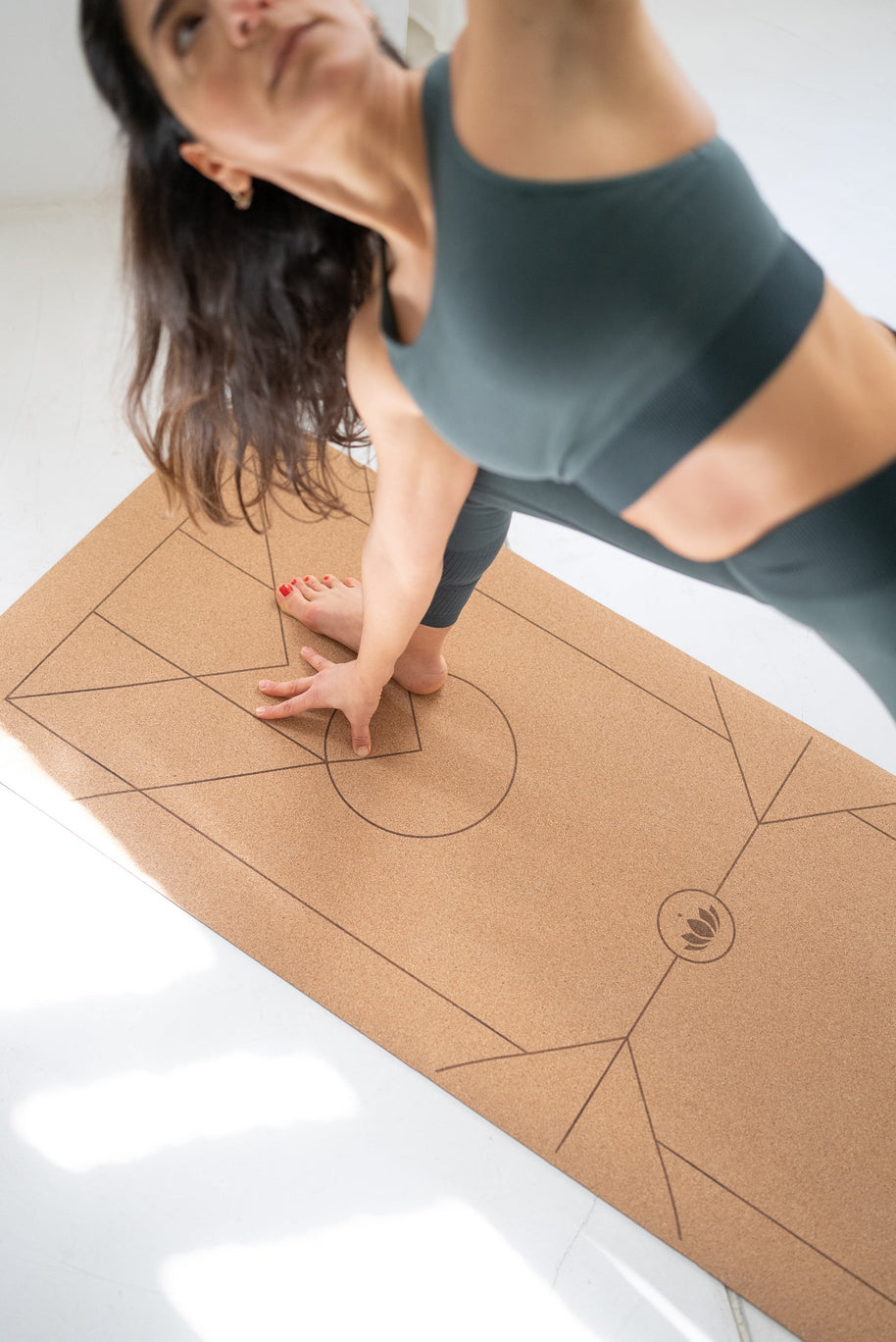 Yogi gebruikt markeringen op Arise Kurken Yogamat