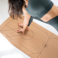 Yogi gebruikt markeringen op Arise Kurken Yogamat