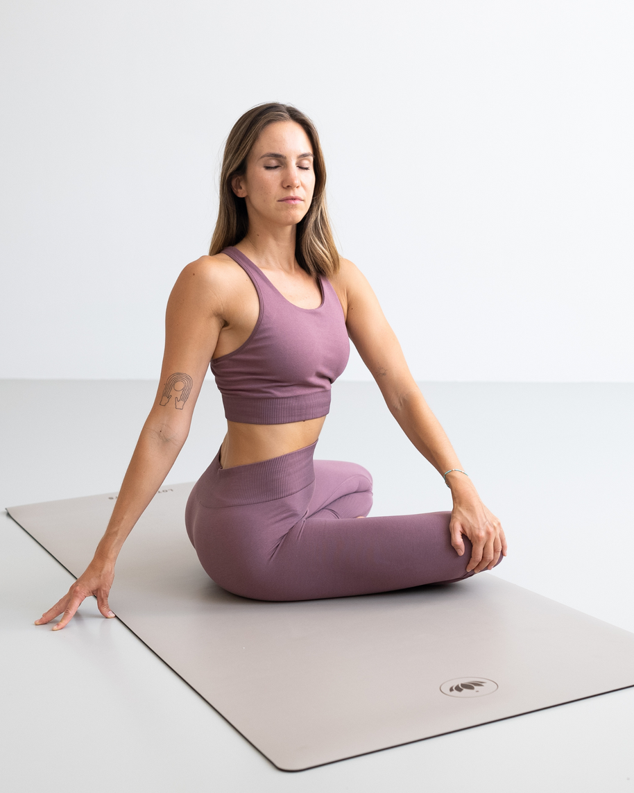 Lotuscrafts Yogi zittend op Yogamat PURE voor een rustig moment