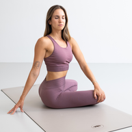 Lotuscrafts Yogi zittend op Yogamat PURE voor een rustig moment