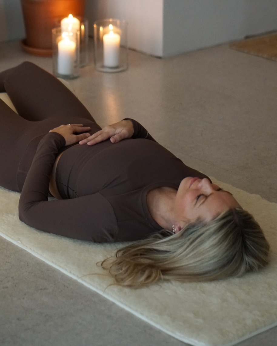 ontspannen liggen op een wollen yogamat