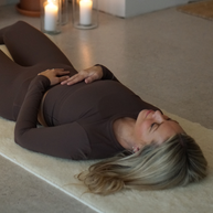 ontspannen liggen op een wollen yogamat