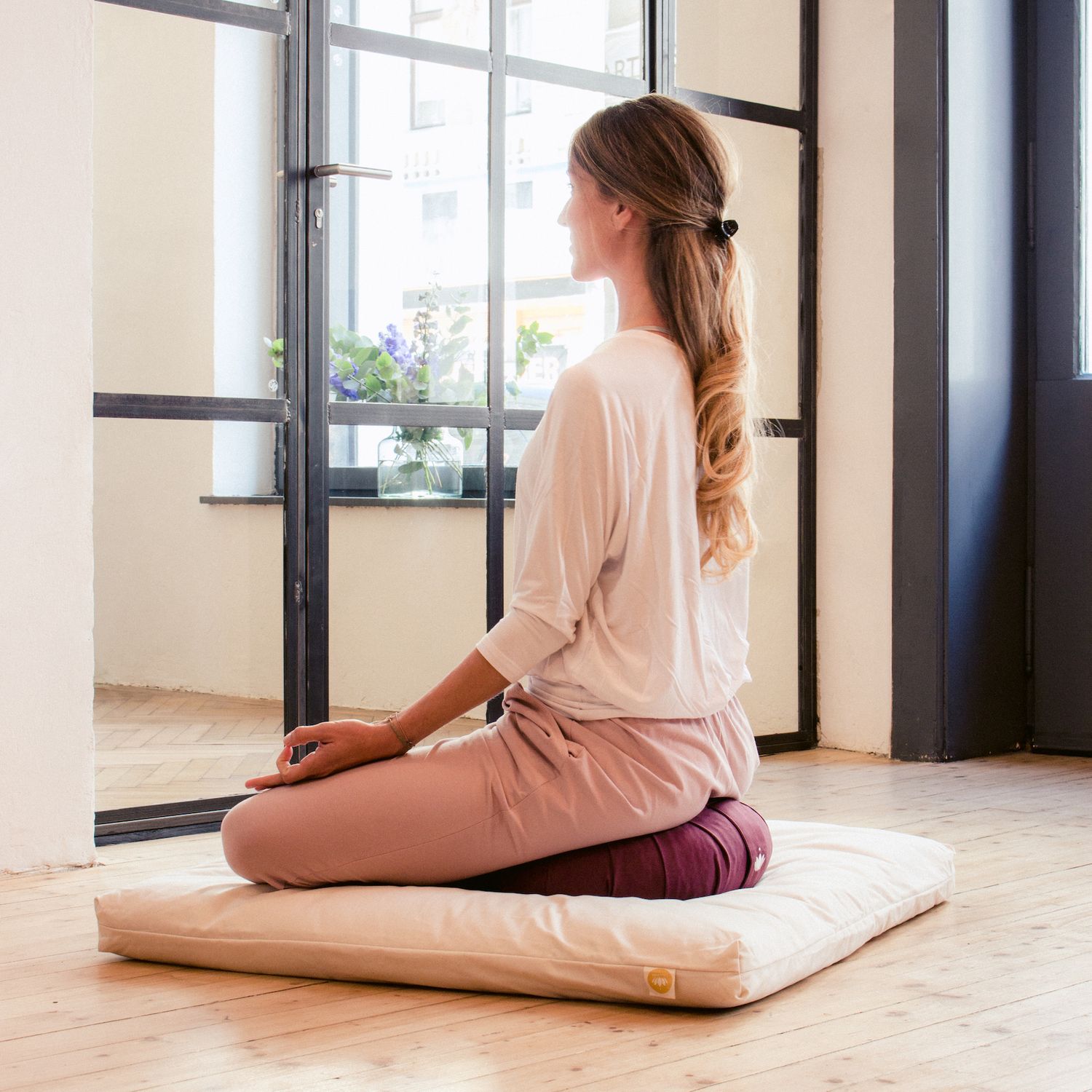 Yogi mediteert op Zafu meditatiekussen van 15 cm