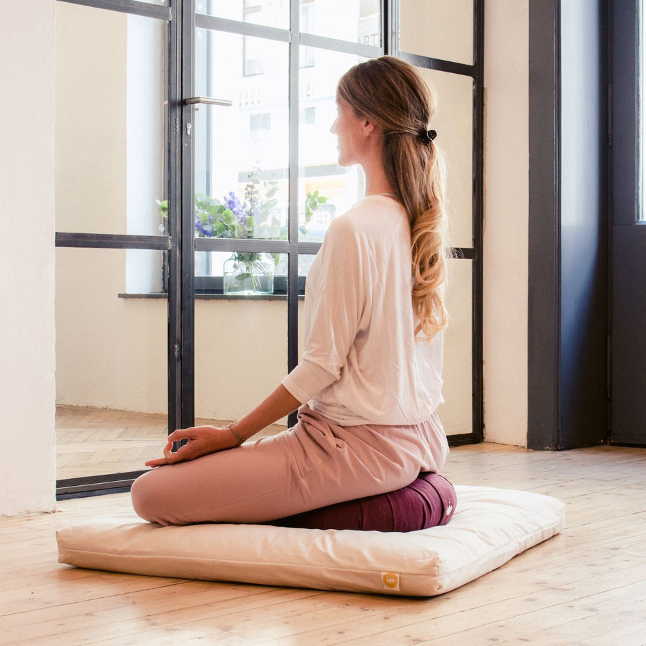 Yogi mediteert op Zafu meditatiekussen van 15 cm