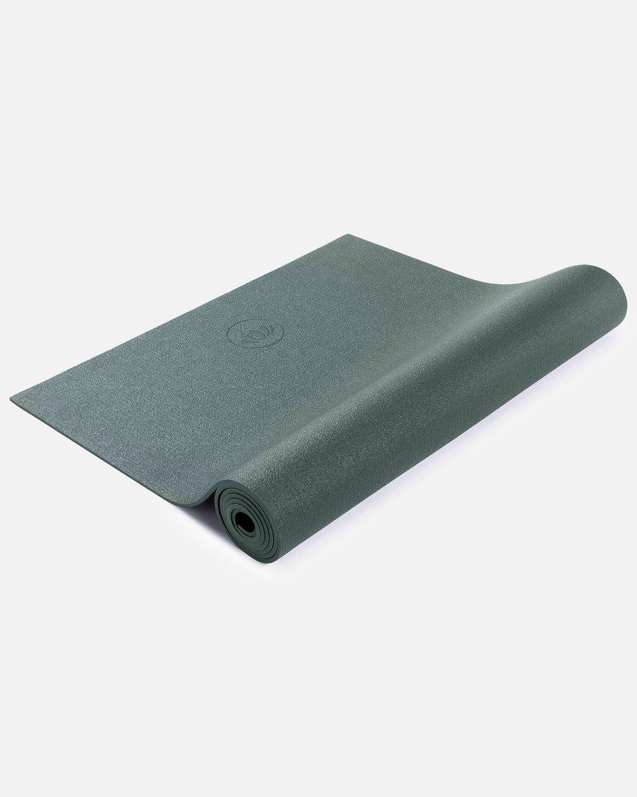 Groene Yoga Mat MUDRA Studio opgerold en uitgerold
