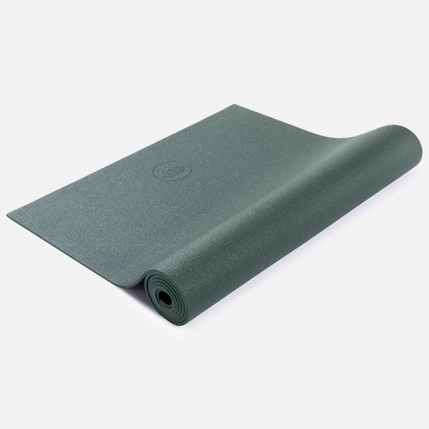 Groene Yoga Mat MUDRA Studio opgerold en uitgerold