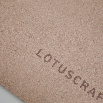 kurken Arise Yogamat met Lotuscrafts logo in gebruik sfeervideo sfeerbeeld