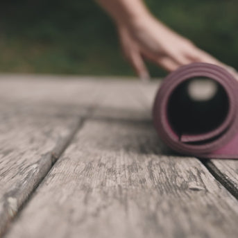 Arise Yogamat op houten vlonder met video-uitleg
